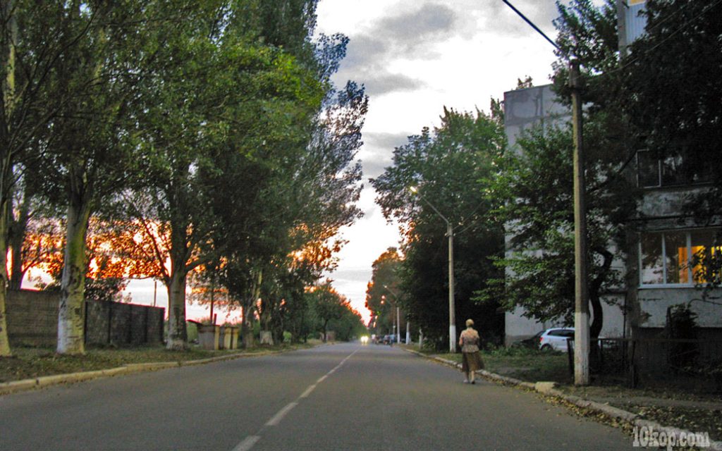 Над полями вечерняя зорька горит