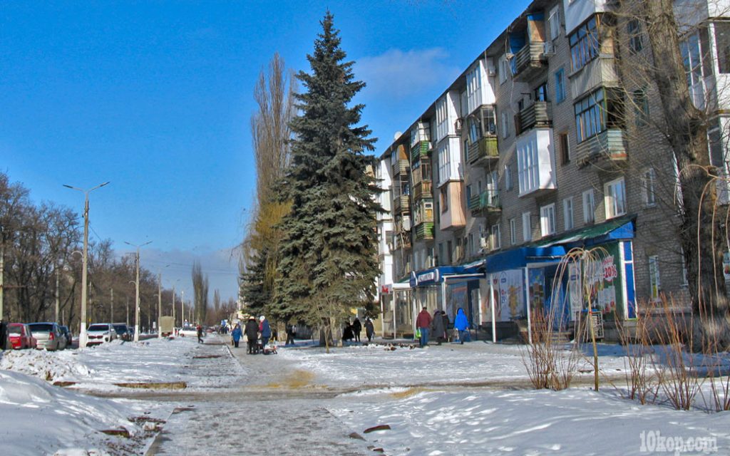  Снег серебрится, ели как терема.