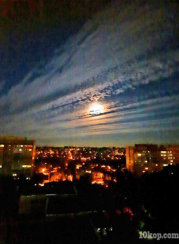 Тихий, лунный вечер.